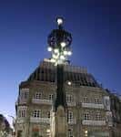 La Farola de Urzáiz iluminada al anochecer con el edificio de fondo