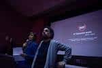 Interior del Cineclube Padre Feijóo durante una sesión con ponentes y pantalla