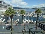 Vista del puerto deportivo de Vigo con el Centro Comercial A Laxe y barcos amarrados