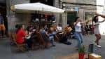 Personas disfrutando de música y baile al aire libre frente a Casa das Crechas