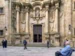 Entrada detallada de la Iglesia de Santa Eufemia con su arquitectura barroca