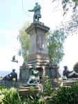 Estatua principal en los Jardines de las Avenidas