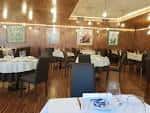 Salón comedor del restaurante Ágape Liceo con mesas elegantemente dispuestas.