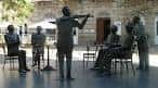 Esculturas del monumento 'La Tertulia' en la Praza de San Xosé a plena luz del día