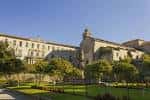 Panorámica exterior del Convento e Iglesia de San Francisco rodeados de jardines