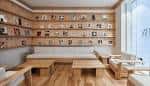 Zona de lounge con estanterías de madera y asientos cómodos