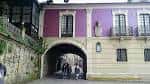 Paso abovedado bajo el edificio morado que conduce a la Plaza Méndez Núñez