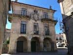 Fachada principal del edificio histórico del museo con balcones