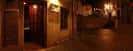 Fachada del Pub Fuco Lois iluminada por la noche