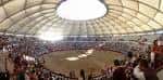 Vista panorámica del interior de la Plaza de Toros de Pontevedra con público y cubierta