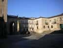 Esquina de la Praza de Santa María con arco y edificios bajo luz diurna