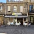 Fachada de un restaurante con terraza en la Alameda Suárez Llanos