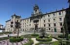 Vista panorámica del Monasterio de San Martín Pinario y sus jardines en un día soleado.