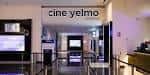 Pasillo interior del cine con señalización de entrada a las salas