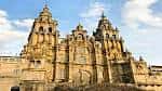 Fachada barroca de la Catedral de Santiago de Compostela bajo cielo nublado