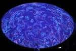 Cúpula del planetario con proyección abstracta azul