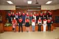 Grupo de estudiantes graduados posando con togas y birretes