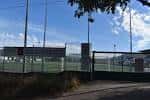 Entrada al Campo de Fútbol Municipal Monte da Mina con vallas y campo al fondo
