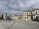 Panorámica de la Praza de España en Pontevedra bajo cielo nublado