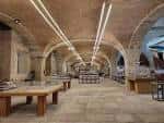 Amplia sala abovedada del museo con iluminación moderna y exposiciones