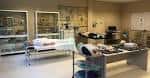 Interior de un aula de prácticas o laboratorio de enfermería con equipamiento