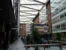 Vista del techo acristalado y la estructura interior del Centro Comercial Área Central