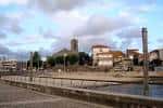 Iglesia de Bouzas y la zona de la playa desde la orilla