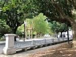 Paseo arbolado con bancos y elementos arquitectónicos en el Cantón de Molíns