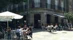 Terraza exterior del Bar Komercio en Vigo con mesas y sombrillas
