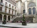 Vista de la Praza de San Martiño con la escalinata de la catedral y mobiliario urbano