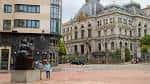 Perspectiva de la plaza mostrando la mezcla de arquitectura moderna y el edificio histórico del Teatro Campoamor