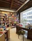 Interior de la Librería Librouro con estanterías de libros