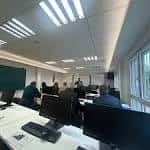 Sala interior del Centro Sociocomunitario con mesas y ordenadores, utilizada para formación