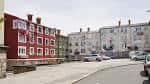 Conjunto de edificios residenciales del Grupo de Viviendas María Pita, incluyendo fachadas rojas y verdes