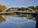 Puente atirantado blanco sobre el río Lérez con reflejo en el agua