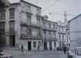 Vista de edificios antiguos en la Calle de A Gaiteira con grúa al fondo