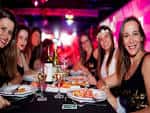 Grupo de mujeres disfrutando de una cena o evento en el local