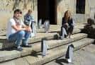 Grupo de personas sentadas en las escaleras de piedra de Taller Abierto