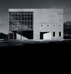 Vista lateral del edificio del CEA en blanco y negro, destacando su arquitectura moderna