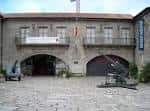 Fachada principal del Museo Histórico Militar con cañones en la entrada