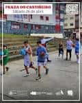 Niños jugando baloncesto durante un evento en la Praza do Castiñeiro