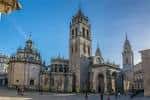 Amplia vista diurna de la Catedral de Lugo y la Praza de Santa María