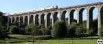 Tren cruzando el Viaducto de A Chanca en un día soleado.