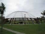 Exterior de la cúpula geodésica en el Parque de Eirís