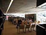 Amplia sala de lectura principal con mesas, sillas y estanterías