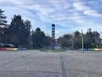 Plaza central con monumento en el Parque da Milagrosa
