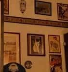 Detalle de la decoración interior del Café De Catro a Catro con cuadros y una máquina de discos