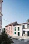 Calle con casas de arquitectura contemporánea en San Vicente de Elviña