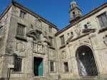 Fachada principal del Museo do Pobo Galego con detalles arquitectónicos.