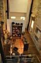 Vista aérea del interior de la Casa Museo María Pita mostrando diferentes niveles y exposiciones